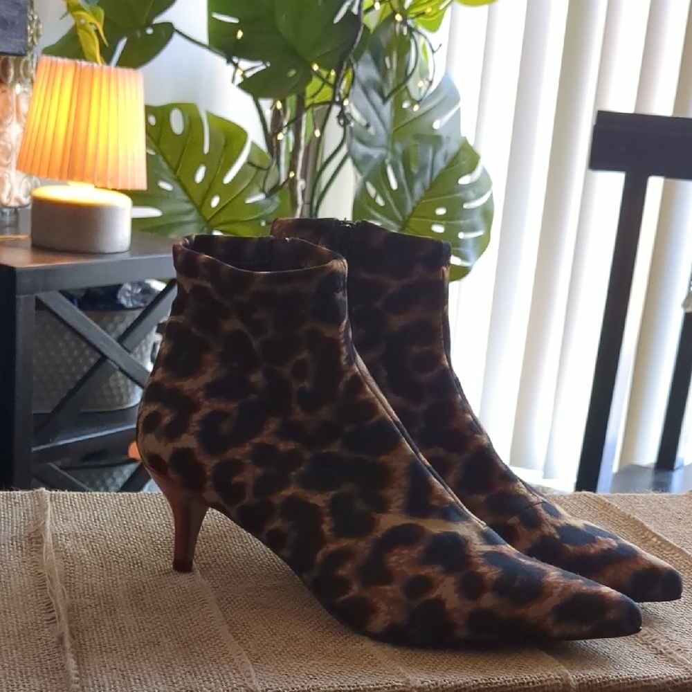 💋Crazy Work!! Betsey Johnson Leopard Ankle Boots with Red Kitten 👠 Heel. - Picture 6 of 9